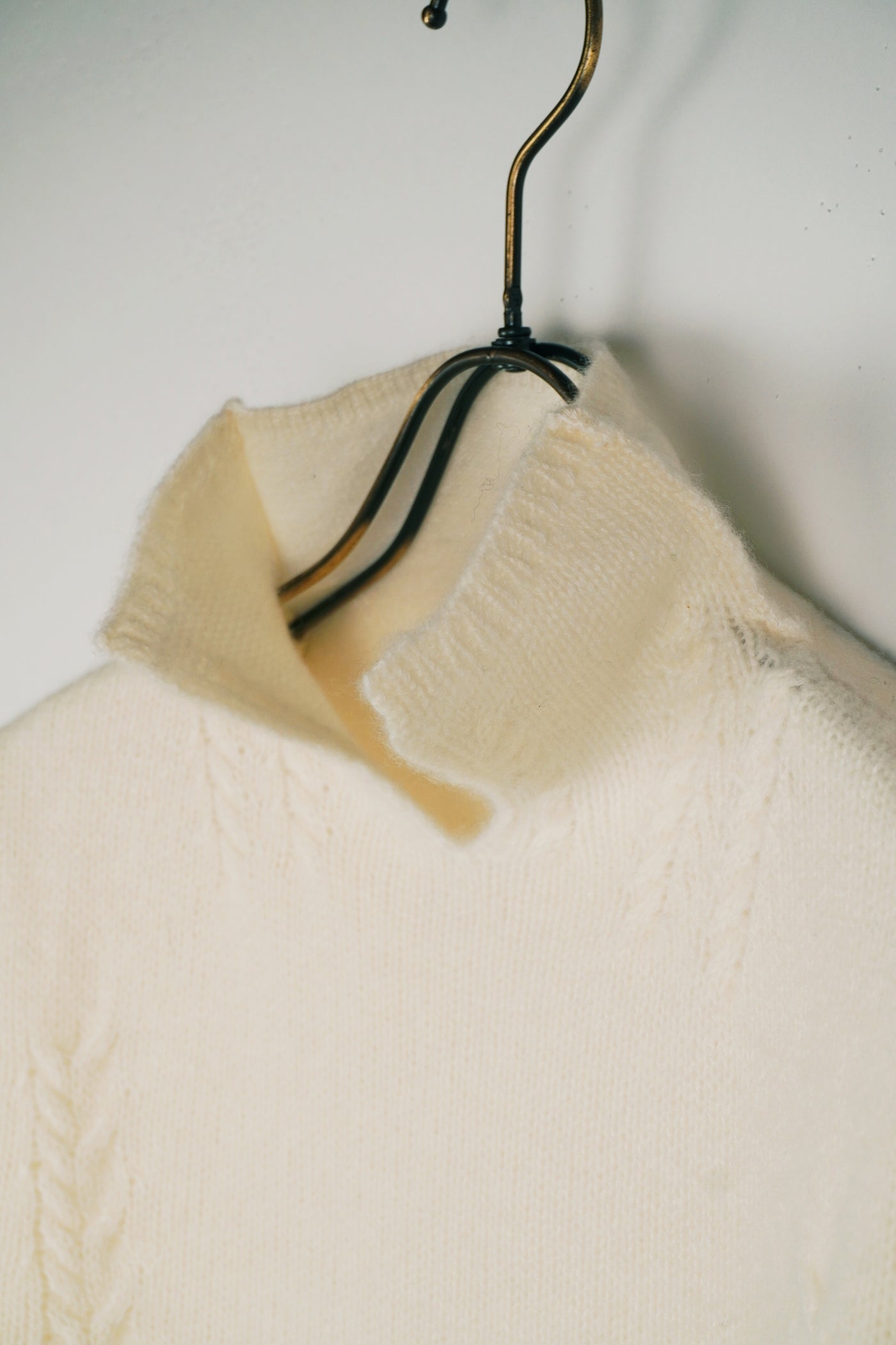 【PLATINUM mei-mei】カシミヤ100％襟スリットハイネックセーター