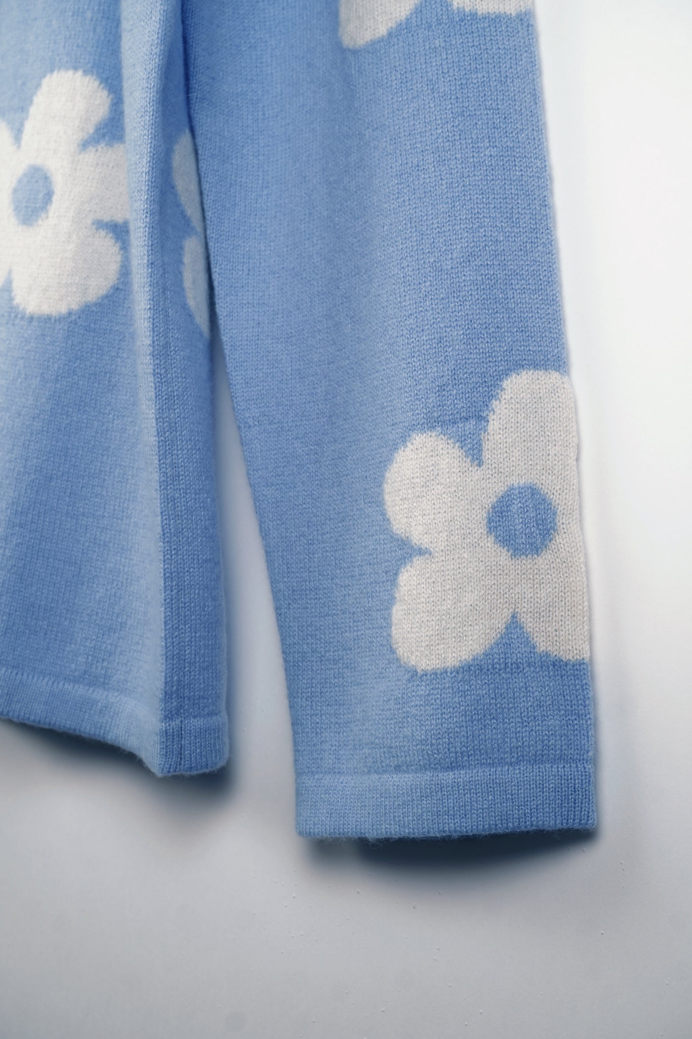 【mei-mei】カシミヤ100％フラワーアレンジクルーネックセーター