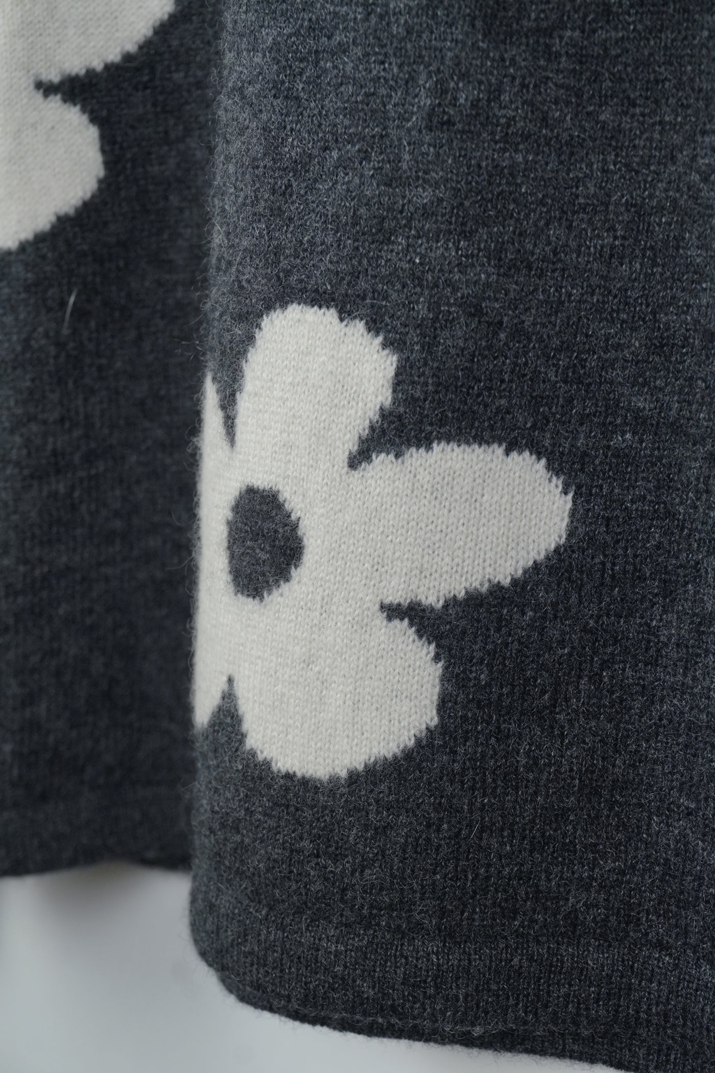 【mei-mei】カシミヤ100％フラワーアレンジクルーネックセーター