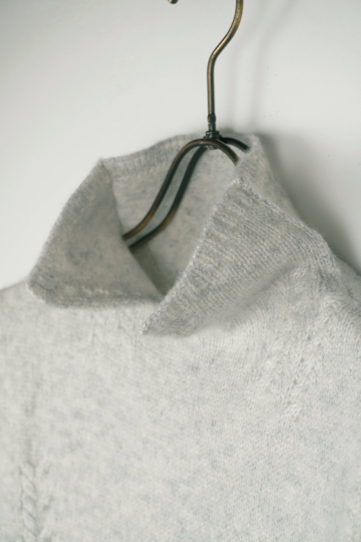 【PLATINUM mei-mei】カシミヤ100％襟スリットハイネックセーター