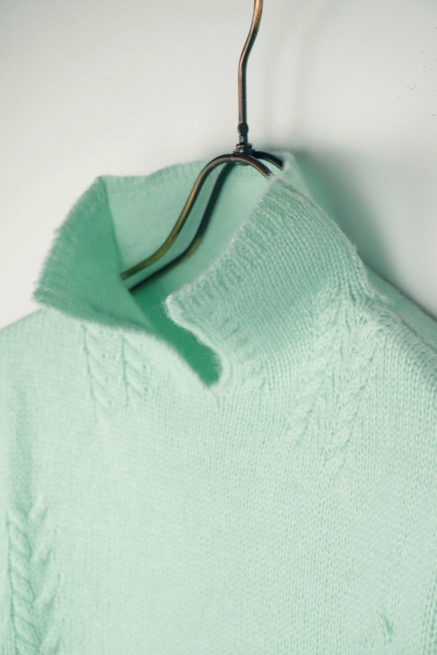 【PLATINUM mei-mei】カシミヤ100％襟スリットハイネックセーター